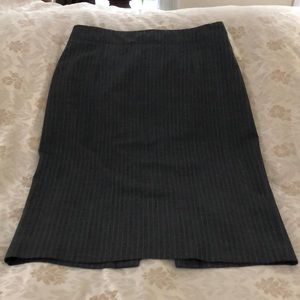 Banana Republic light wool skirt - Size 4, grey color with stripes, 24” long